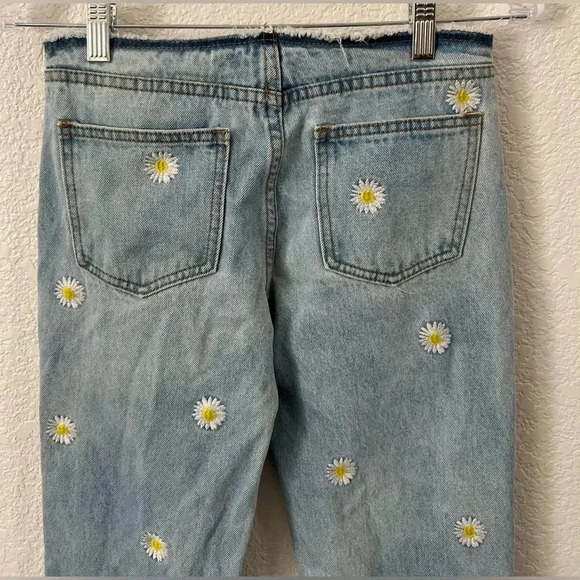Edikted Low Rise Jeans with embroidered daisies - Picture 7 of 10